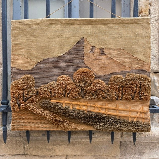 Tapisserie murale "paysage en montagne" en jute et laine vers 1970