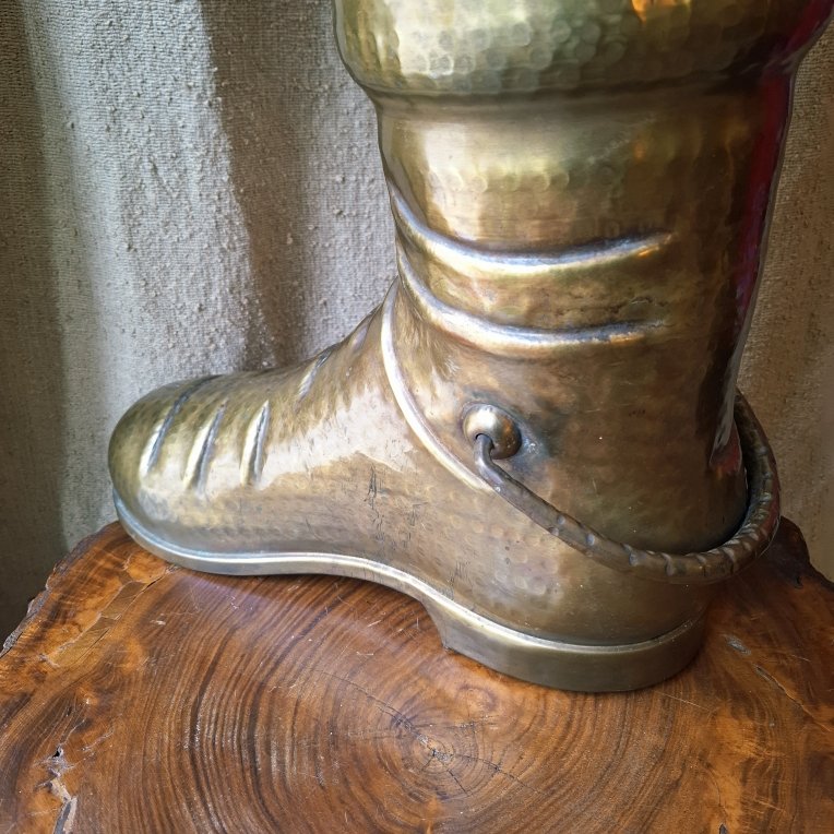 Porte parapluie ou porte canne en forme de botte en laiton martelé,  XXe-photo-2