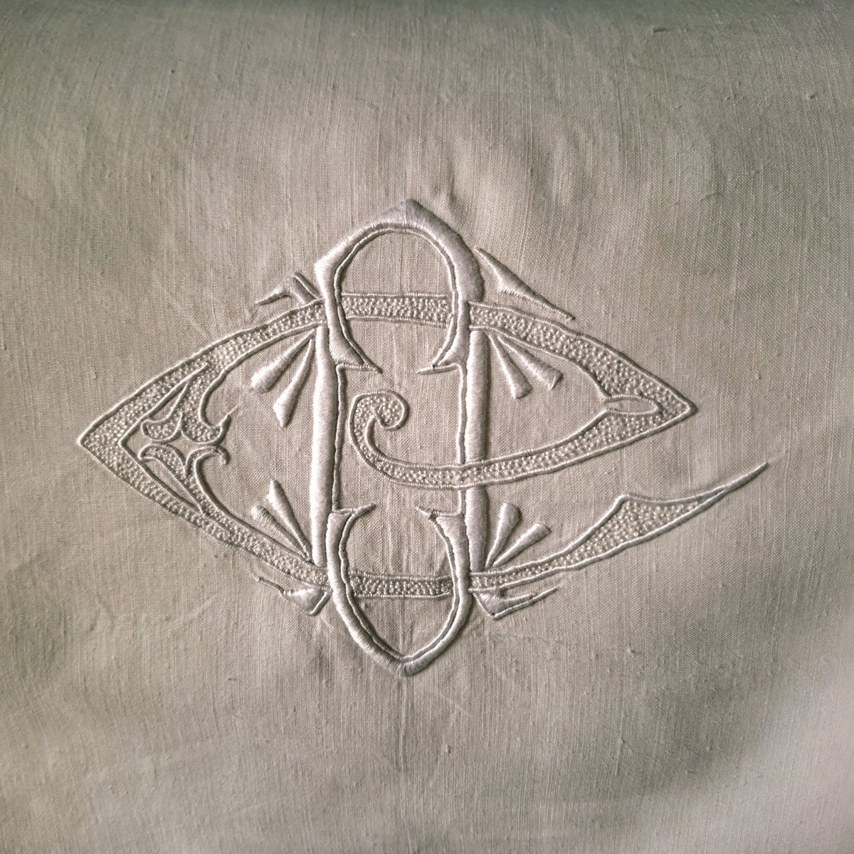Drap brodé main en lin monogrammé CO ou BO vers 1930-photo-3