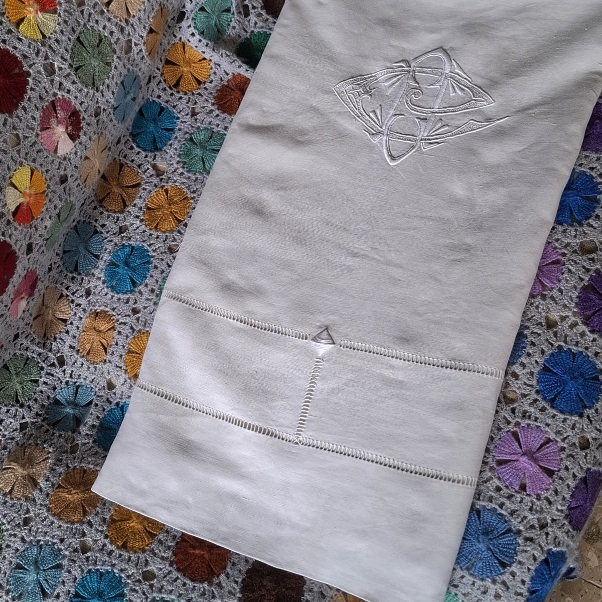 Drap brodé main en lin monogrammé CO ou BO vers 1930