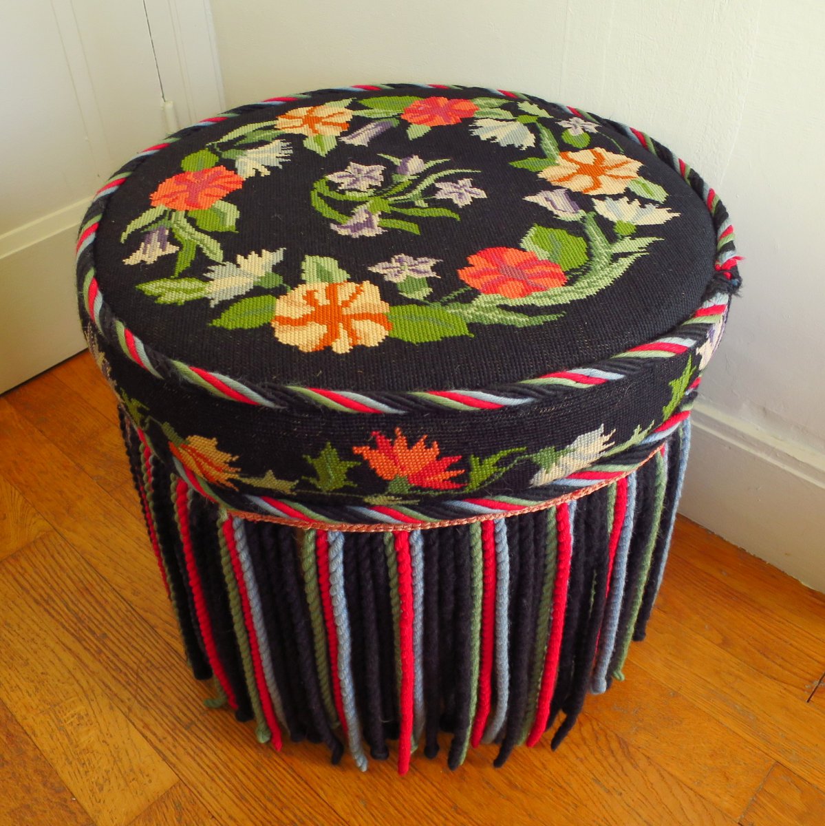 Pouf Napoléon III à décor de fleurs