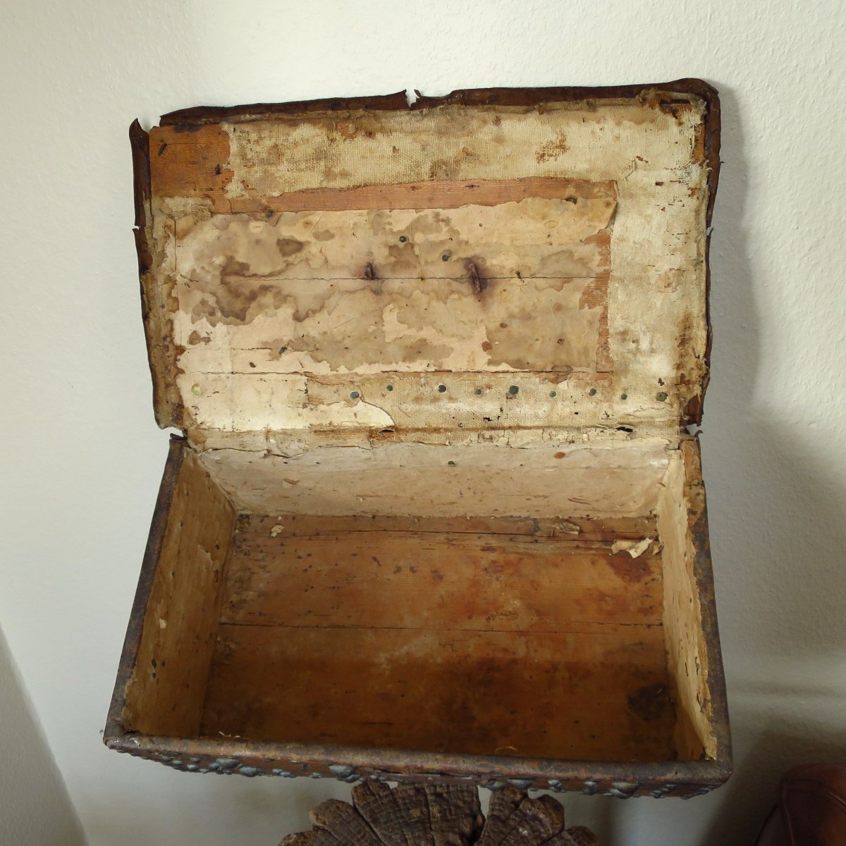 Coffre Renaissance en bois et cuir clouté-photo-4