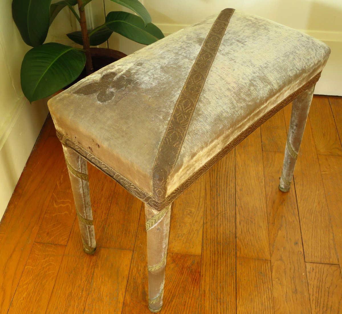 Tabouret de salon orné d'une fleurs de lys, XIX°