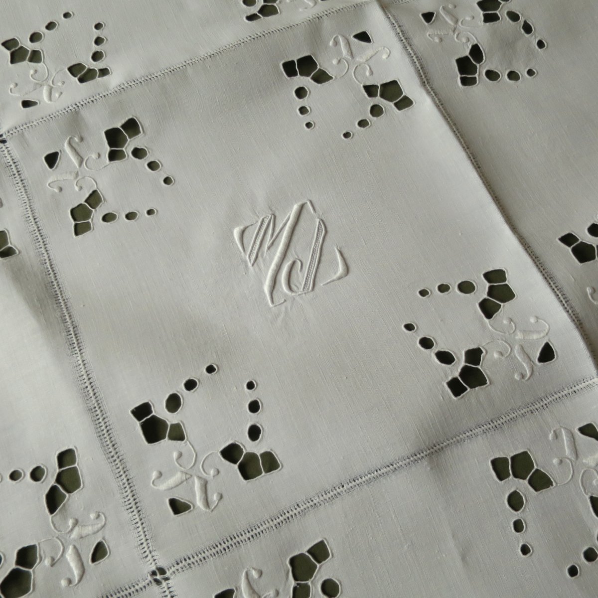 Nappe en lin, brodée main vers 1920, monogrammée MJ-photo-4