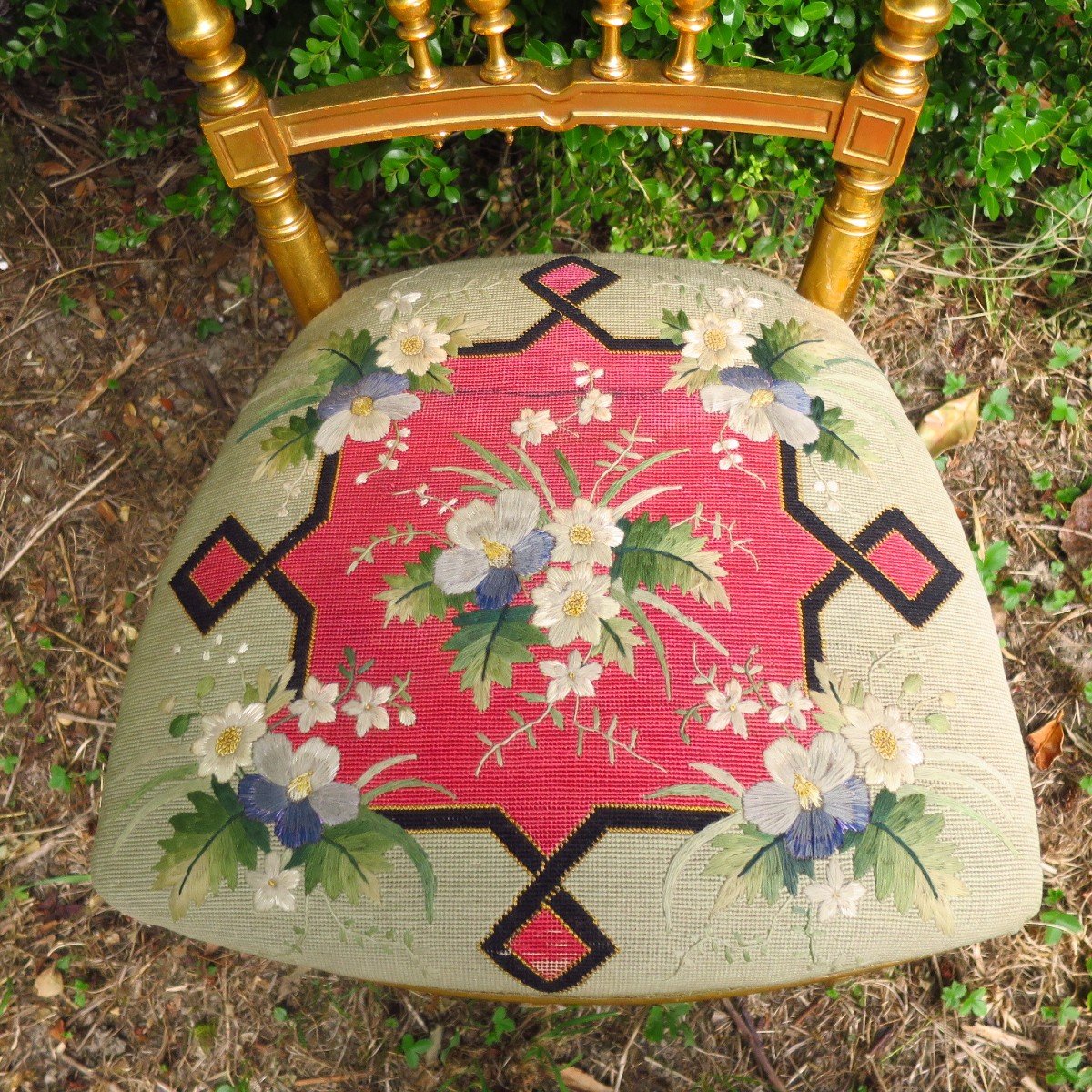 Paire de chaises Napoléon III en bois doré, assises brodées de fleurs-photo-3