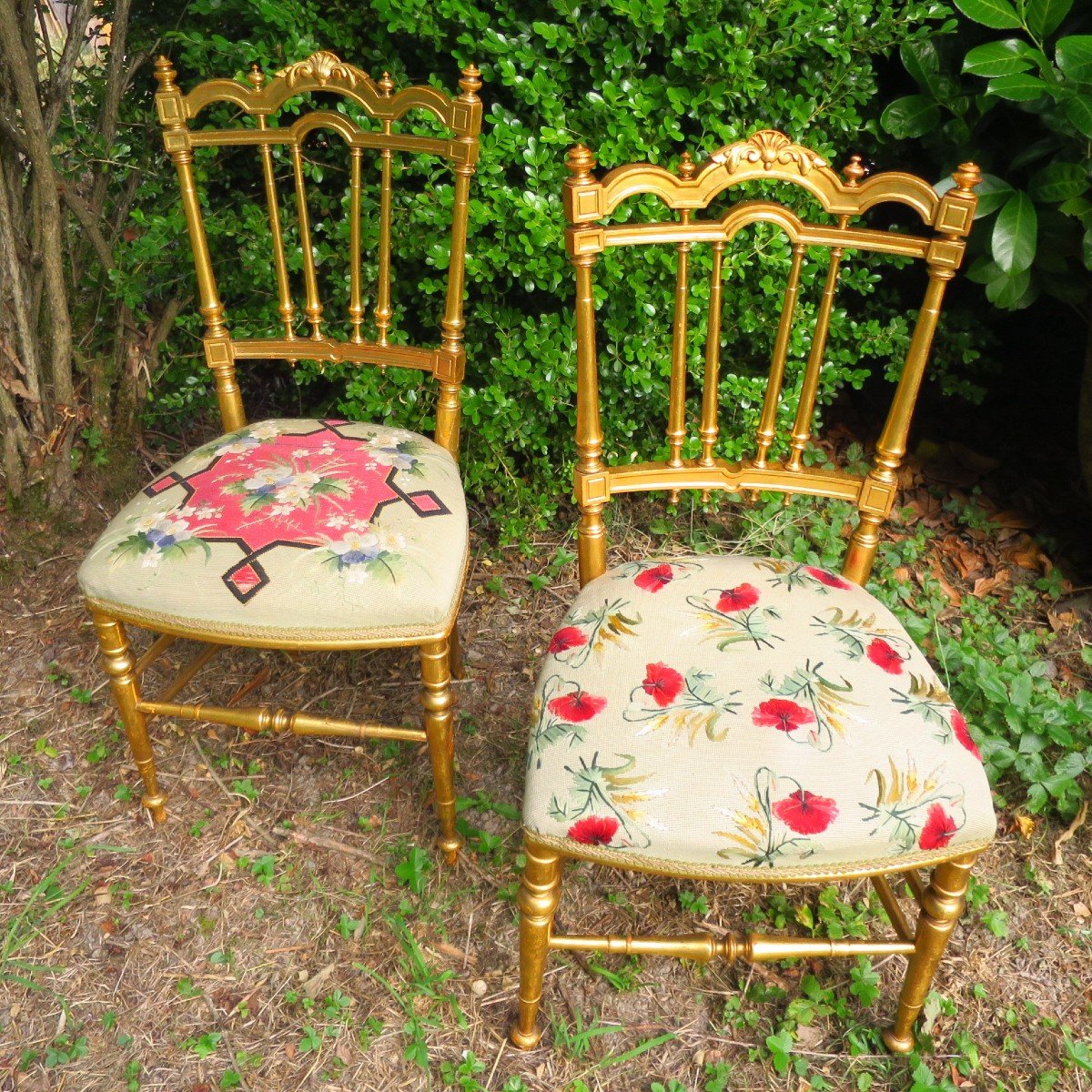 Paire de chaises Napoléon III en bois doré, assises brodées de fleurs