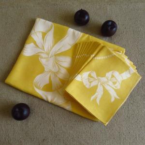 Nappe et 12 serviettes en damassé de lin jaune, XX°