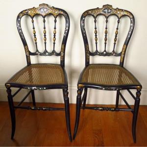 Paire de chaises Napoléon III, en bois noirci et incrustations de nacre