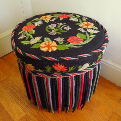 Pouf Napoléon III à décor de fleurs