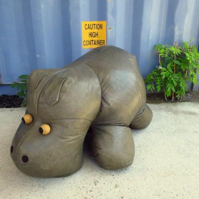 Hippopotame en cuir, repose-pieds dans le goût de Dimitri Omersa vers 1970
