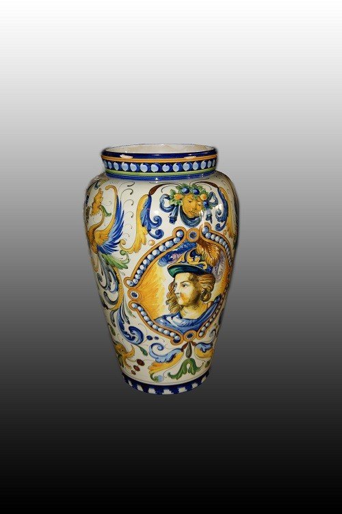 Vase Italien Du Début Des Années 1900 En Majolique De Style Néo-renaissance à Riches Décors