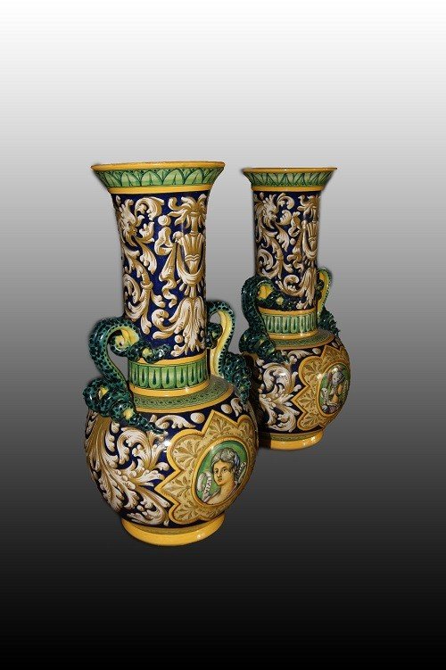 Paire De Vases Italiens Du Début Des Années 1900 En Majolique De Style Néo-renaissance