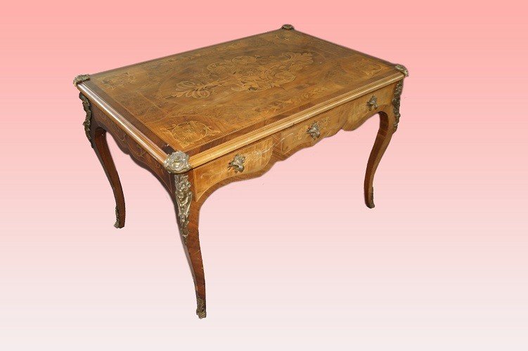 Belle Table à écrire Française Du Début Des Années 1800 De Style Louis XV Avec De Riches Incrus