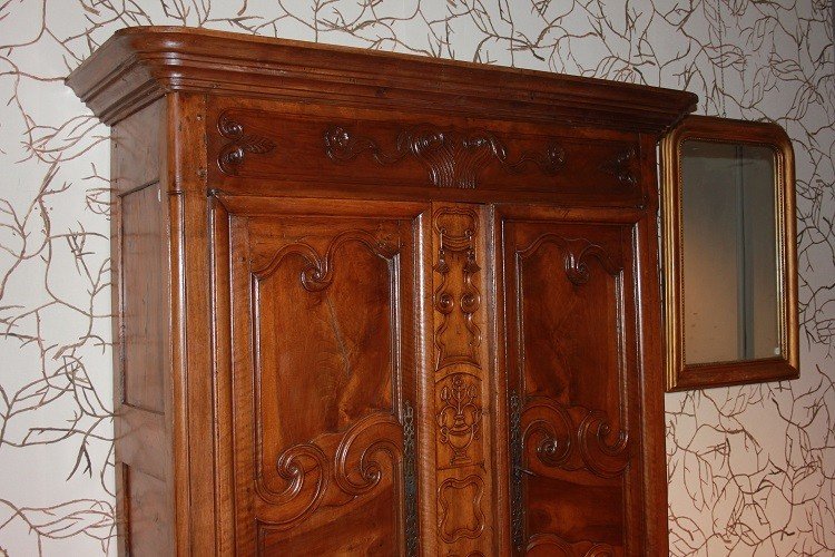 Jolie Armoire Provençale Française Des Années 1700 En Noyer Avec De Riches Motifs Sculptés-photo-4