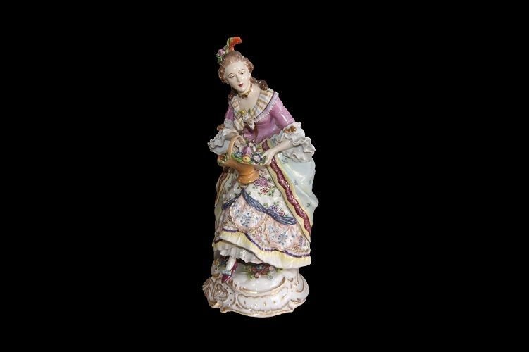 Statuette en porcelaine Capodimonte représentant une Dame du 19e siècle-photo-2