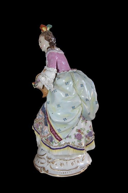 Statuette en porcelaine Capodimonte représentant une Dame du 19e siècle-photo-3