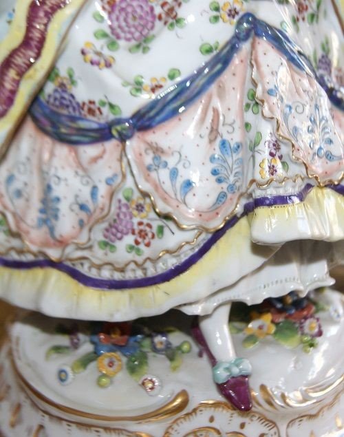 Statuette en porcelaine Capodimonte représentant une Dame du 19e siècle-photo-1