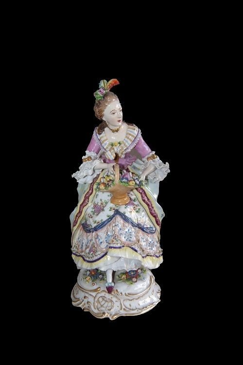 Statuette en porcelaine Capodimonte représentant une Dame du 19e siècle