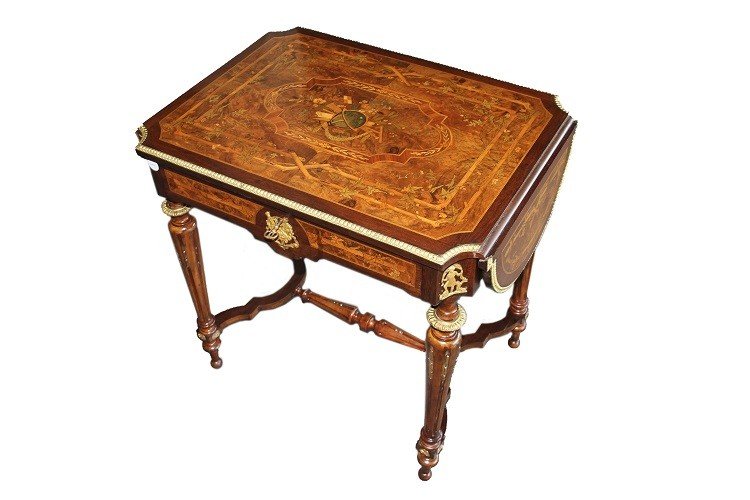 Précieuse Petite Table De Style Louis XVI Du XIXe Siècle, Avec Des Côtés Repliables marquetée