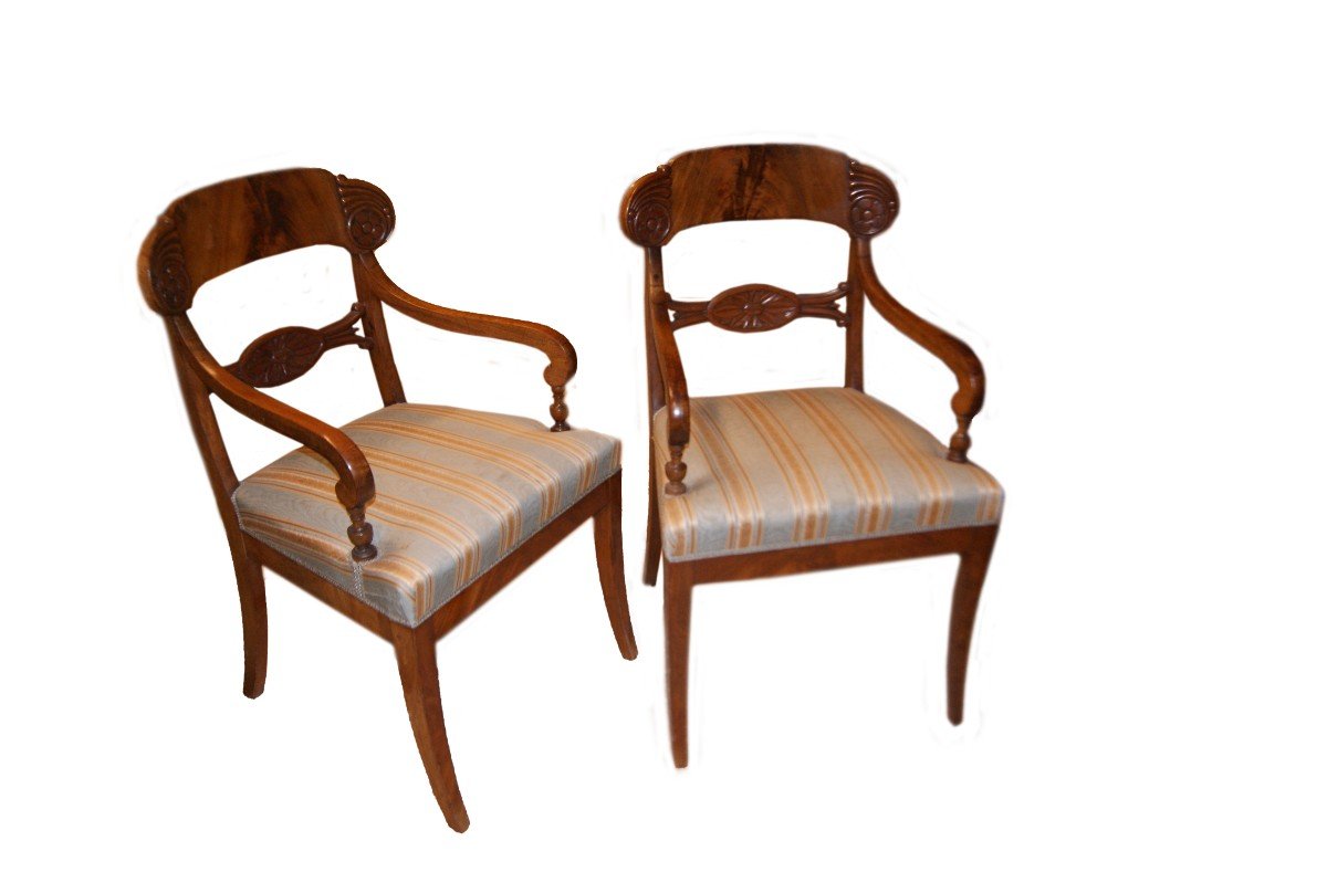 Set Of 4 Biedermeier Armchairs In Mahogany Wood With Carved Backrest