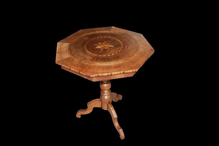 Sorrentine Octagonal Table From The First Half Of The 1800s With A Richly Inlaid Top