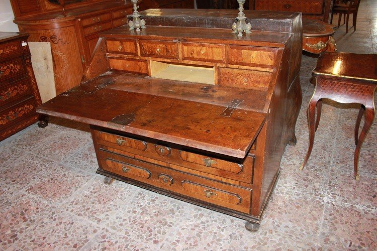 17th-century Italian Lombard Folding Table In Walnut Wood With Inlay Motifs-photo-2