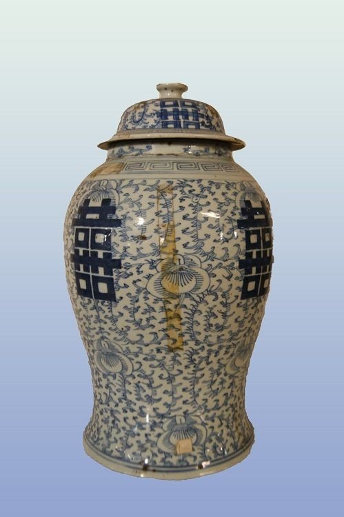 Pot vase Chinois Du Début Du XIXe Siècle En Porcelaine Blanche Avec Des Décorations Bleues-photo-2