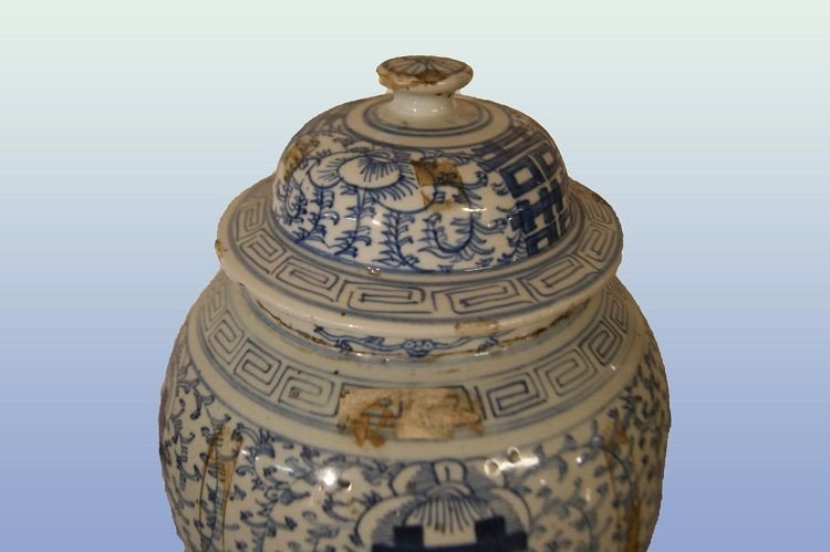 Pot vase Chinois Du Début Du XIXe Siècle En Porcelaine Blanche Avec Des Décorations Bleues-photo-3