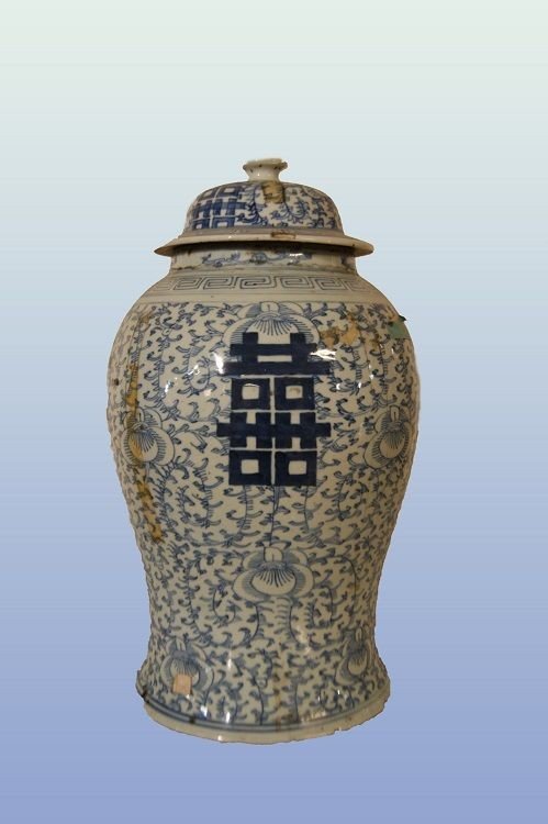 Pot vase Chinois Du Début Du XIXe Siècle En Porcelaine Blanche Avec Des Décorations Bleues
