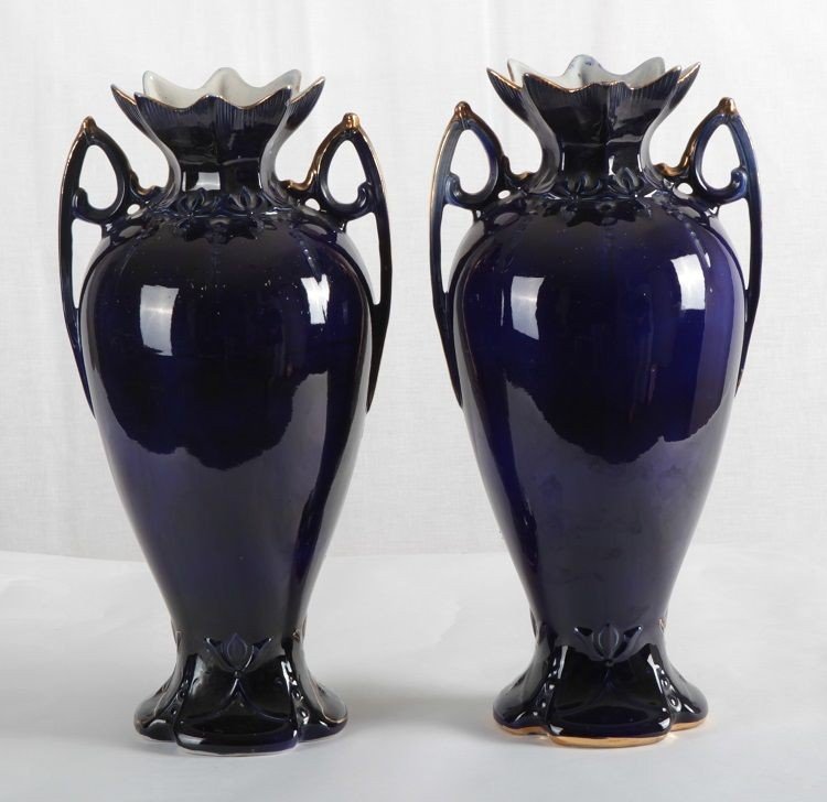 Ensemble De Deux Vases En Porcelaine Bleue Décorée De Scènes Galantes Du Début Des Années 1900-photo-3
