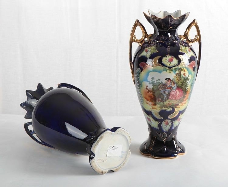 Ensemble De Deux Vases En Porcelaine Bleue Décorée De Scènes Galantes Du Début Des Années 1900-photo-4