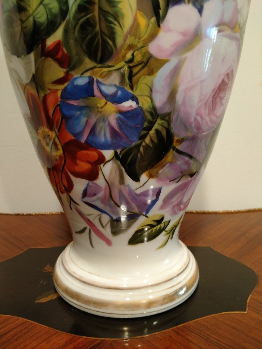 Ensemble De Deux Vases De La Vieille Paris Décorés Des Années 1800, Blancs Avec Motifs Floraux-photo-1