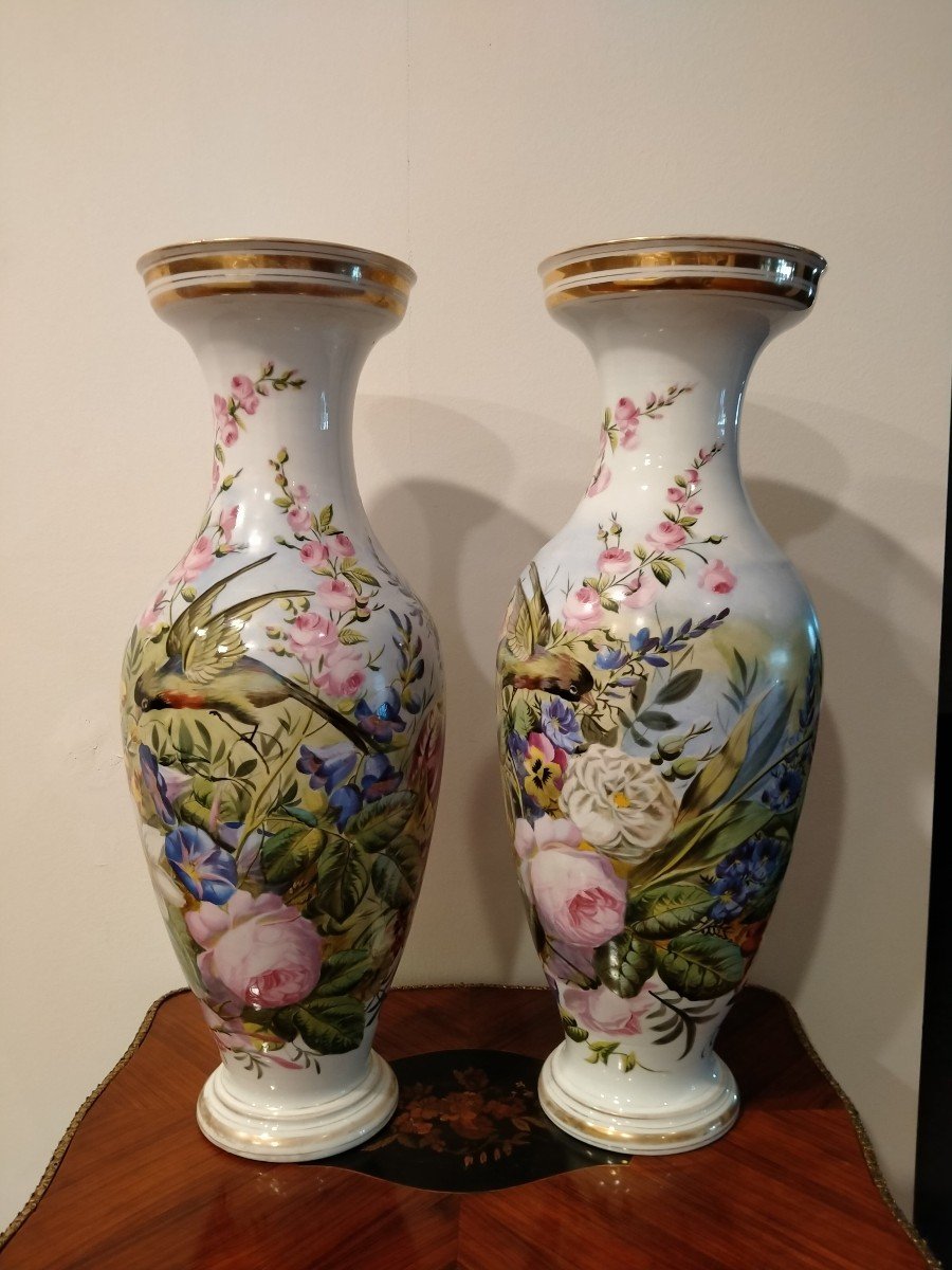 Ensemble De Deux Vases De La Vieille Paris Décorés Des Années 1800, Blancs Avec Motifs Floraux