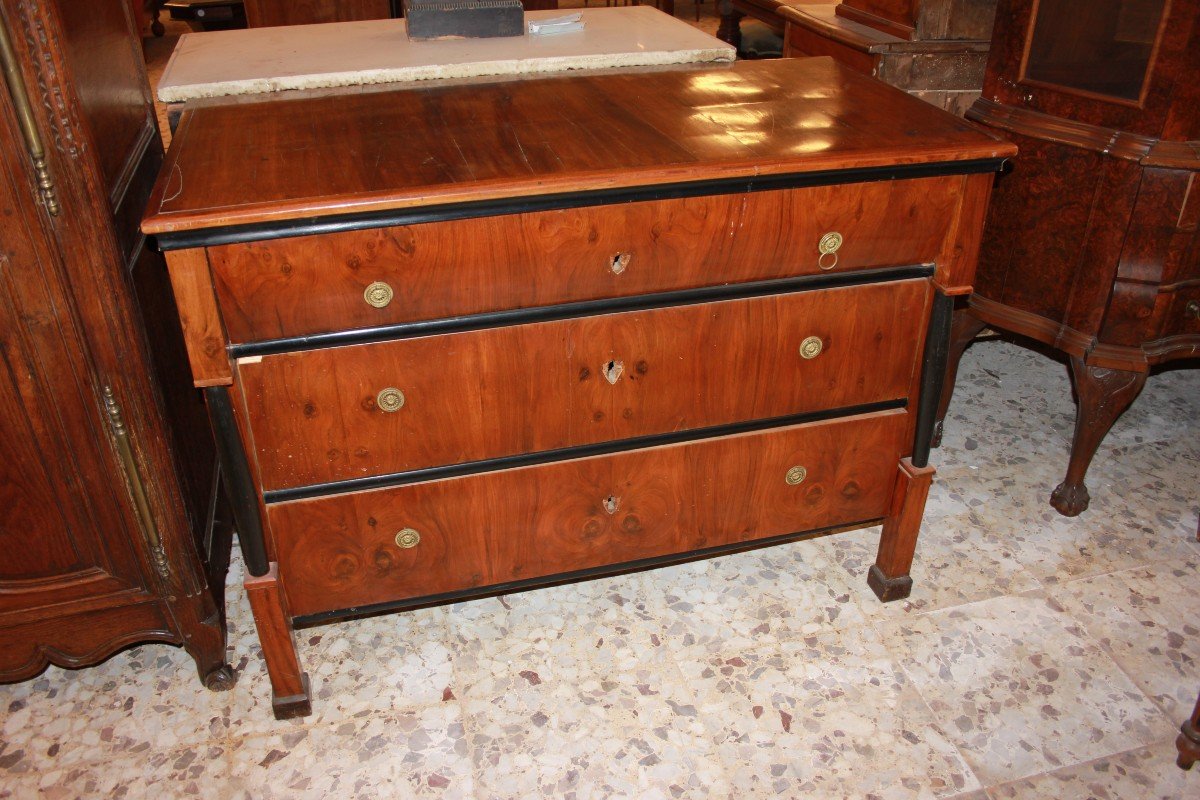 Commode Empire De La Moitié Du XIXe Siècle, Style Empire En Bois De Noyer E Profils ébonisés