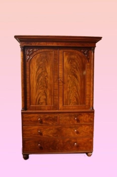 Small English Regency-style Chest Of Drawers From The Early 1800s, Made Of Mahogany Wood