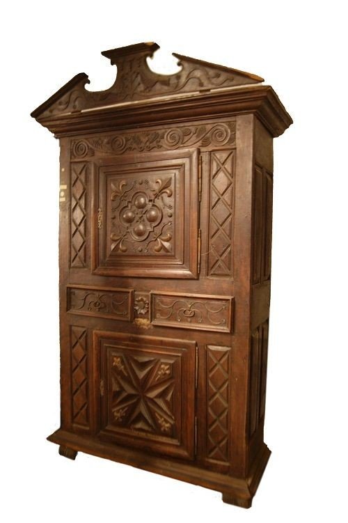 Italian Cabinet, Florentine, 1600s In Walnut Wood. It Has A Temple Hat, 2 Doors And 2 Drawers