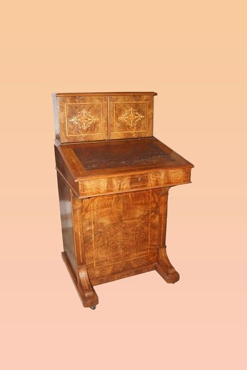 Davenport English Travel Desk, First Half Of The 1800s, Victorian Walnut. It Has A Backsplash 