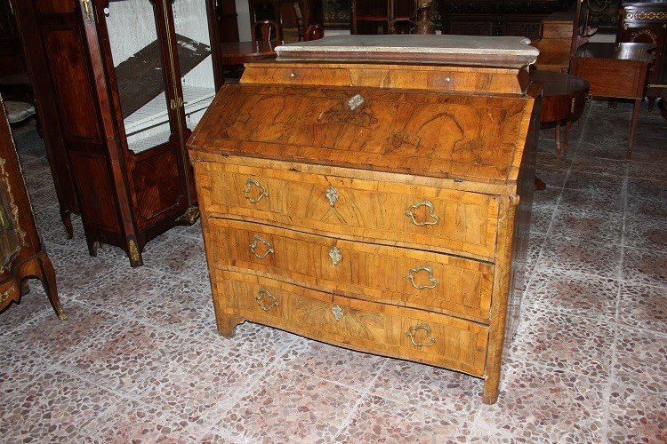 Italian Drop-leaf Chest From The Mid-1700s, Louis XV Style, In Walnut Wood And Walnut Burl