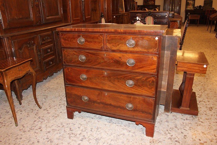  English Chest Of Drawers From The First Half Of The 1800s, Victorian Style, In Mahogany Wood 