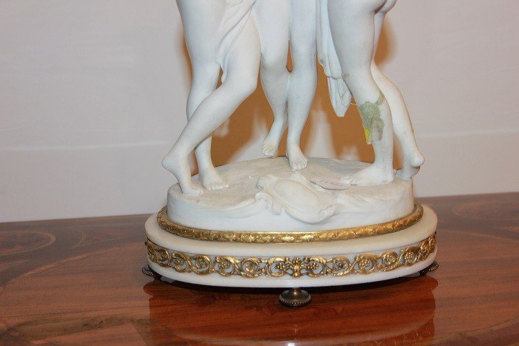 French Sculptural Group From The Late 1800s Depicting Venuses. It Features A Base Enriched-photo-3