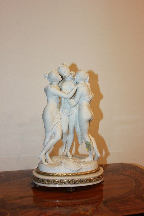 French Sculptural Group From The Late 1800s Depicting Venuses. It Features A Base Enriched