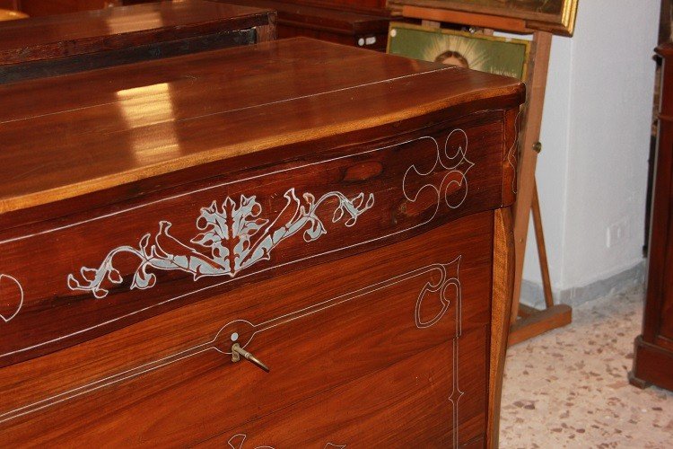  Commode Espagnole Du XIXe Siècle En Noyer Avec Des Motifs d'Incrustations En Métal Argenté-photo-3