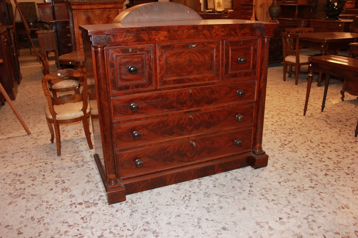 Large English Chest Of Drawers From The Mid-1800s, Regency Style, In Mahogany And Mahogany 