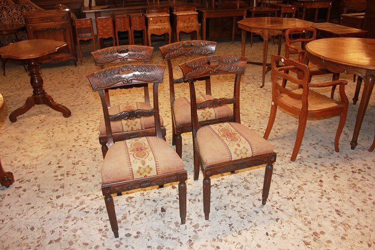  Groupe De 4 Chaises Françaises De Style Empire Avec Un Dossier Richement Sculpté