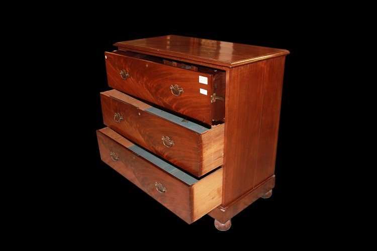 English Chest Of Drawers From The Early 1800s, Queen Anne Style, In Mahogany Wood And Mahogany -photo-1