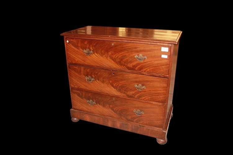 English Chest Of Drawers From The Early 1800s, Queen Anne Style, In Mahogany Wood And Mahogany 