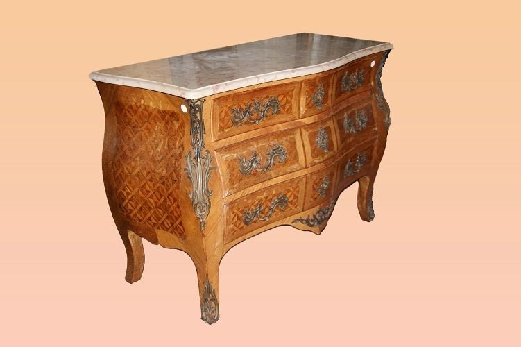 Commode De Style Louis XV Richement Incrustée De Marbre Et De Bronzes Du 19e Siècle