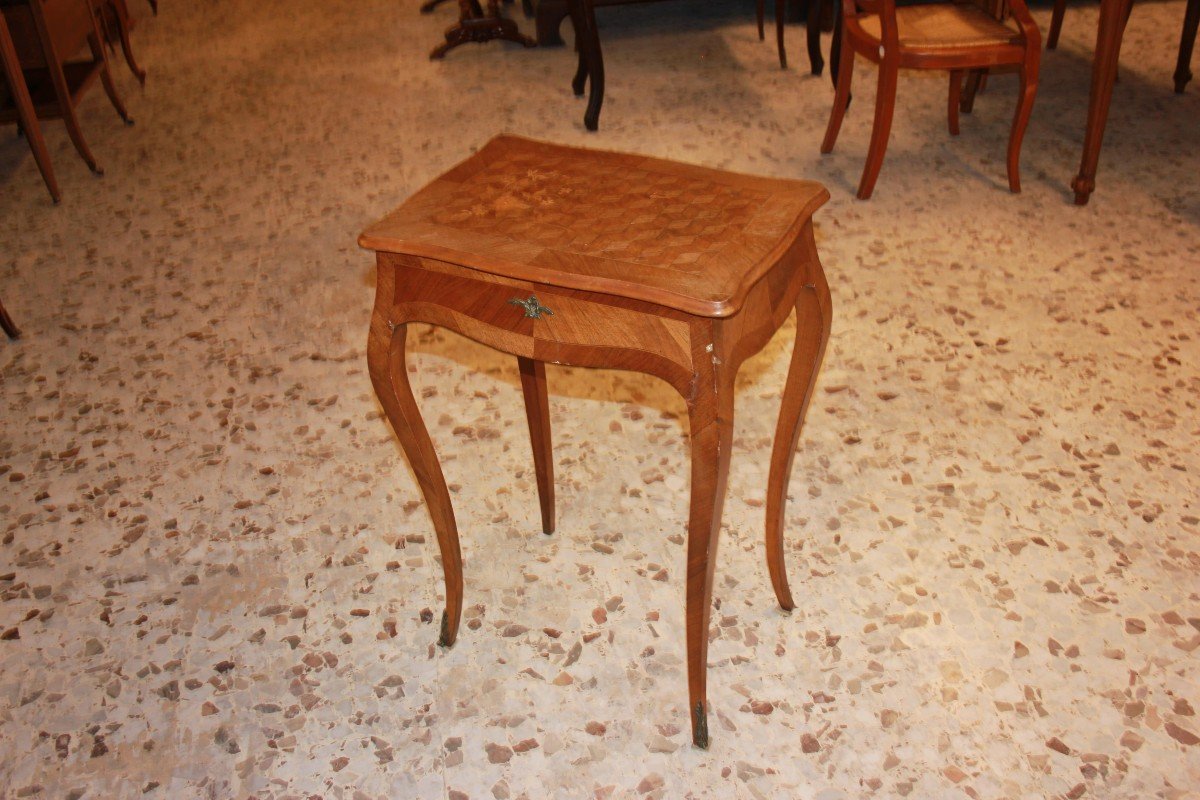 Petite Table De Toilette De Style Louis XV Du 19ème Siècle Avec Un Petit Plateau Marqueté
