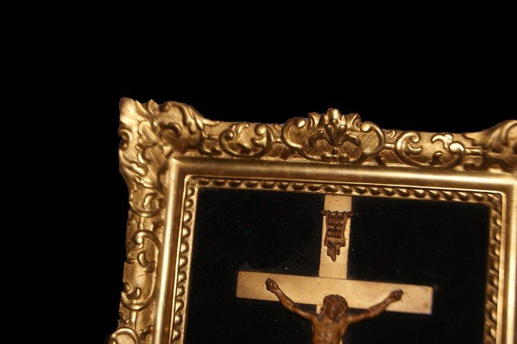 Crucifix Français Du Début Des Années 1800 Avec Le Christ En Bois Et Cadre Doré-photo-2