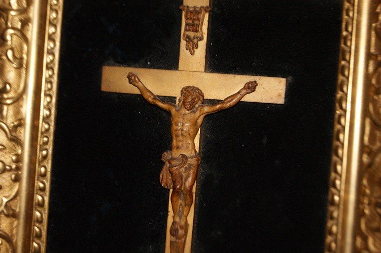 Crucifix Français Du Début Des Années 1800 Avec Le Christ En Bois Et Cadre Doré-photo-3